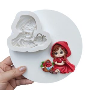 Chapeuzinho vermelho sentada