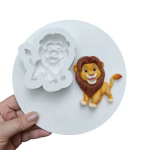 Rei Leão Clássico em pé