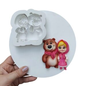 Masha e Urso abraçados