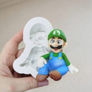 Luigi sentado